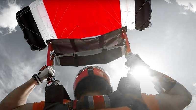 Main Parachutes / Canopy.